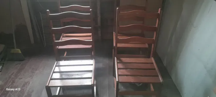 Cama casal, 4 cadeiras ,4 banquetas tudo madeira,2 bot vazios,cada um com seu preço 