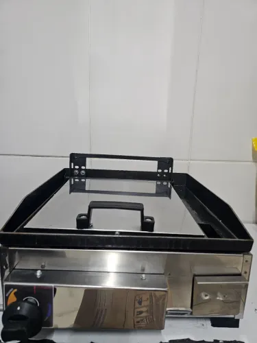 Chapa com prensa para lanches.