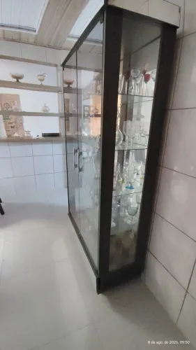 Vendo uma Cristaleira