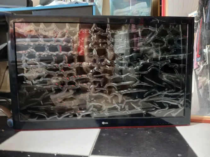 Vende-se tv LG quebrada