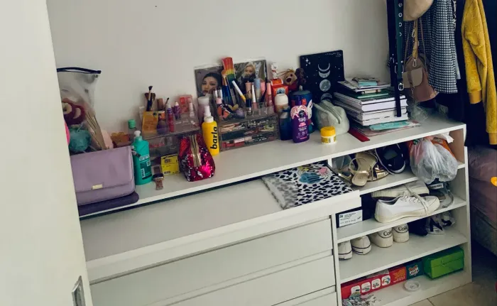 Cômoda MDF 4 gavetas com mesa retrátil e nichos laterais