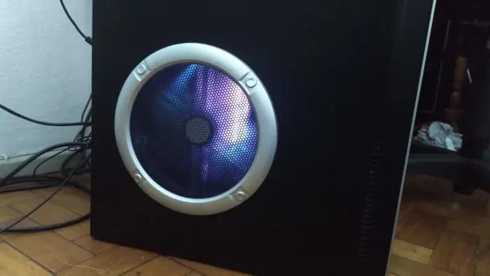 Gabinete retro midtower em ótimo estado
