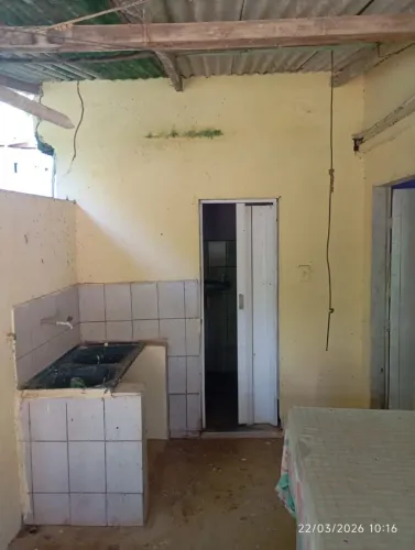 A casa ela é na roça e te 2 quanto 2 salas 1 cusinha 1 despensa e 1 banheiro e uma vara