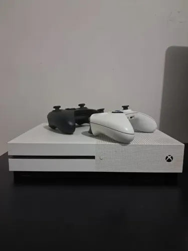 Xbox One S 1tb, dois controles, possui cabos e caixa original.