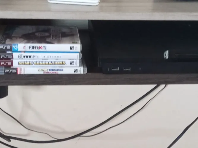 PS3 Slim com mais quatro jogos digitais sem controle