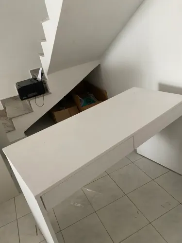 Mesa branca com duas gavetas 