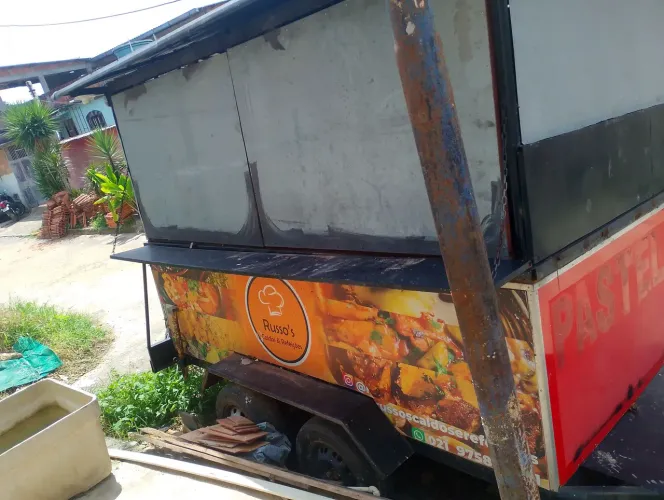Vendo um food truck, móvel eixo de 4 rodas, possível de trabalhar com qualquer coisa