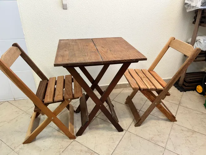 Jogo de Mesa com 2 cadeiras de madeira
