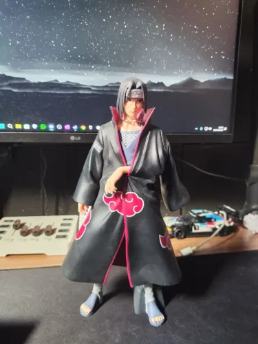 Action figure itachi