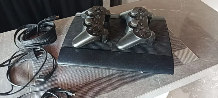 Ps3 com 2 controles e cabos funcionando perfeitamente
