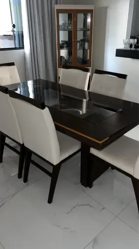 MESA DE JANTAR COM 6 CADEIRAS 