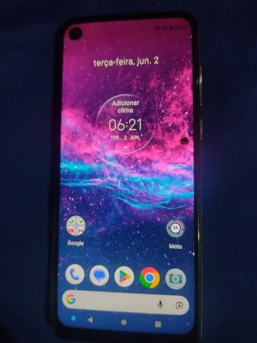Moto one action 128 gb com uma pequena mancha na tela mais não afeta em nada 