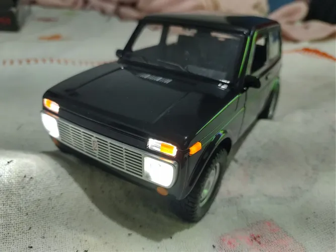 Lada Niva 1/18, com som e luzes!