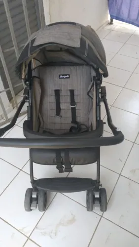 Vendo carrinho de bebê
