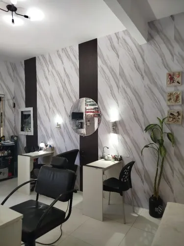 Procuro parceria em salão com cabeleireira e manicures.