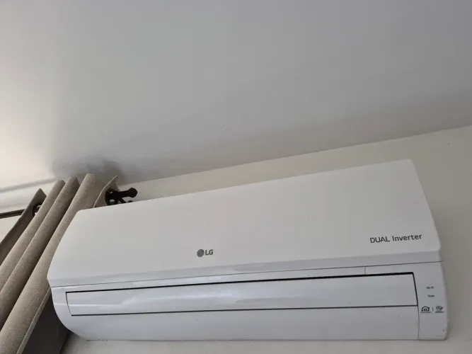 Ar Condicionado LG Dual Inverter 9.000 BTUs (Com Defeito / Para Peças ou Conserto)