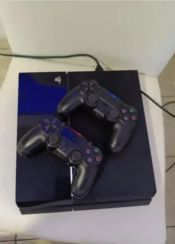 Ps4 com 8 jogos e 2 controles