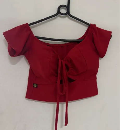 Cropped vermelho com decote ajustável 