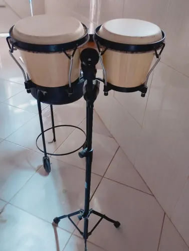 Bongo com pedestal e maleta.