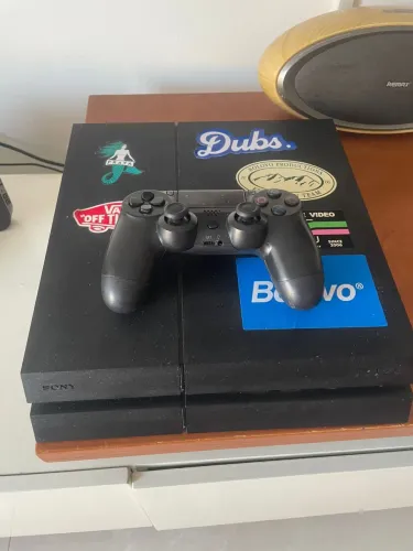 PlayStation 4 + Controle + 3 jogos 