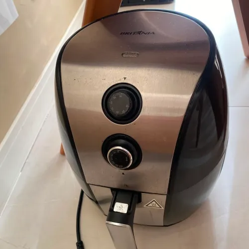 VENDE-SE FRITADEIRA ELÉTRICA BRITÂNIA AIR FRYER 4L