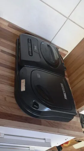 Sega cd só o console sem fonte e cabo  liga da imagem não leu o jogo