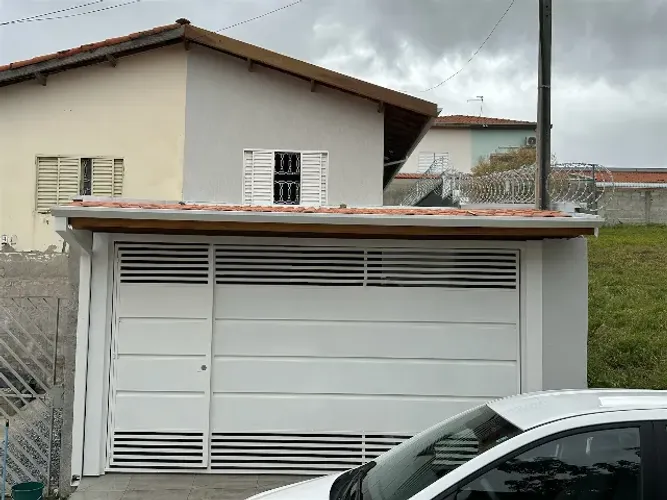 Casa térrea 2 quartos, sala, cozinha, banheiro, garagem coberta 2 carros, área nos fundos.
