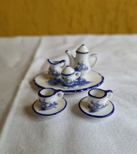 Conjunto de chá em miniatura de porcelana