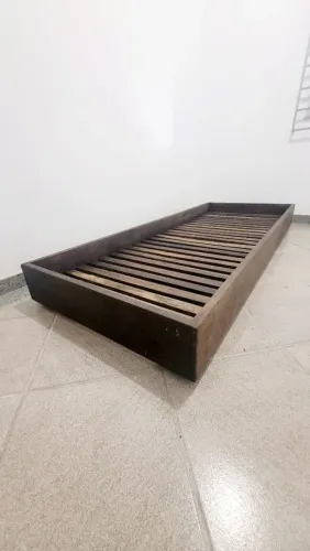 Cama auxiliar em madeira maciça 