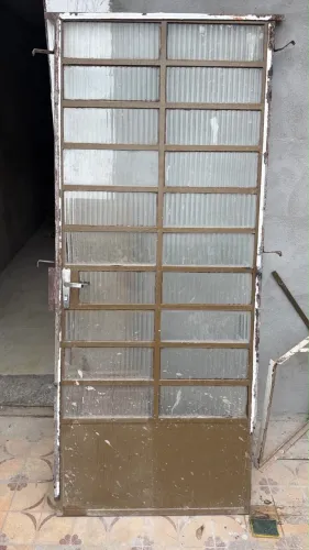 Porta de vidro com batente e fechadura