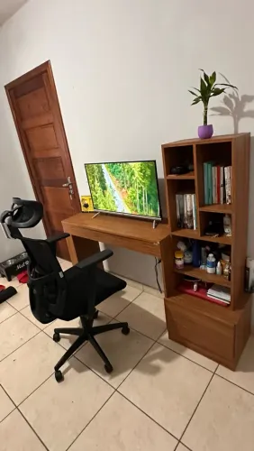 Vendo escrivaninha e cadeira