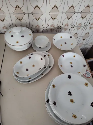 Conjunto de jantar de porcelana. 