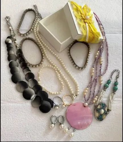 Vende-se Kit Pérolas: 5 Pulseiras+ 3 Colares+ 2 Anéis + 2 Brincos