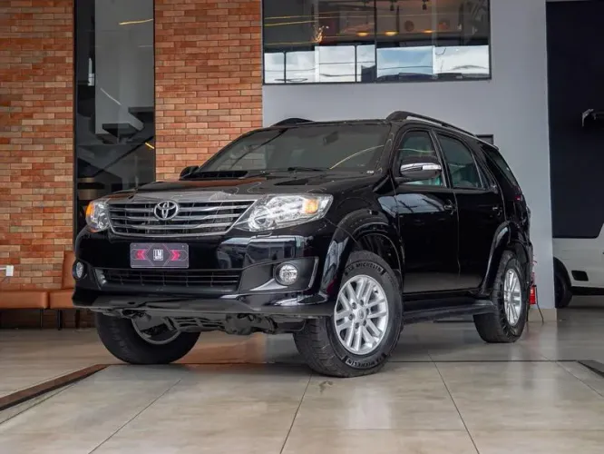 Toyota Hilux SW4 SRV D4-d 4X4 3.0 TDI Dies. AUT 2015