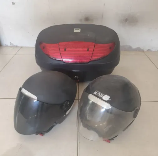 Baú para moto com 2 capacetes 