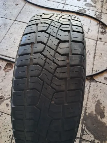 1 PNEU PIRELLI SCORPIONS 205/60/15 (..80% BORRACHA..)