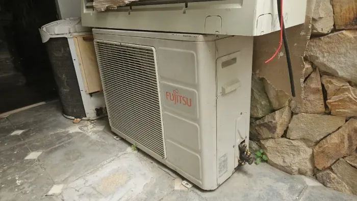 2 APARELHOS DE AR-CONDICIONADO 