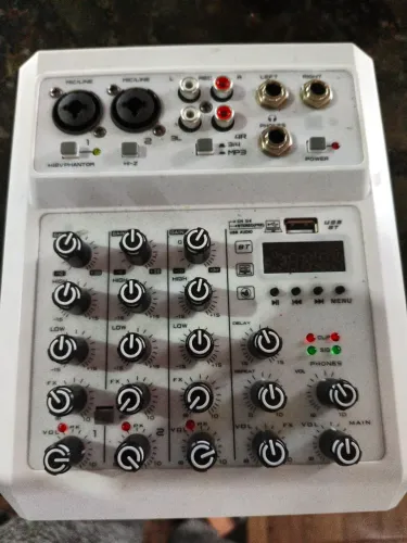Mesa de som 4 canais