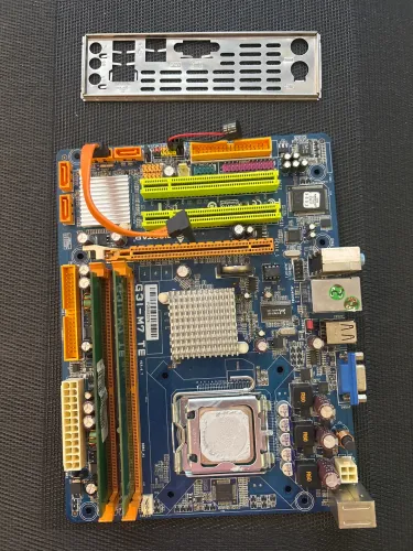 Placa mãe 775 com memória  e processador 