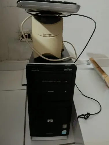CPU HP E TECLADO E ESTABILIZADOR 
