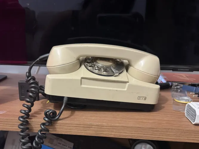 Telefone de mesa antigo