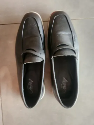 Dois pares de sapatos sociais masculinos