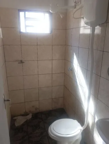 Aluga casa de fundos