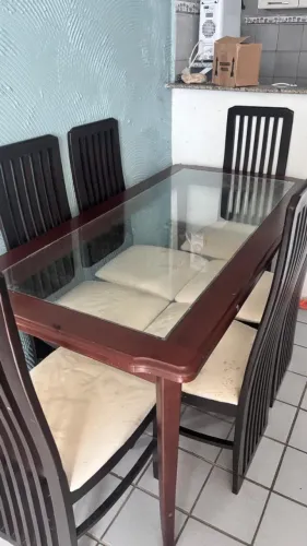 Vendo mesa e aparador de madeira com tampo de vidro