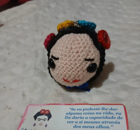 Chaveiro Frida Kahlo de amigurumi 