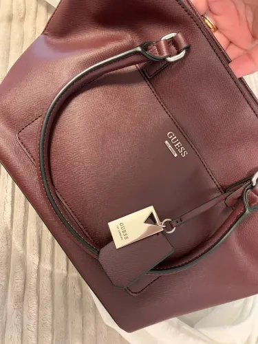 Bolsa Guess Original (NOVA), modelo vy750822, na cor vinho (bordô).