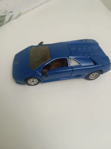 Miniatura Lamborghini Diablo, escala 1:24, fabricada pela Majorette 