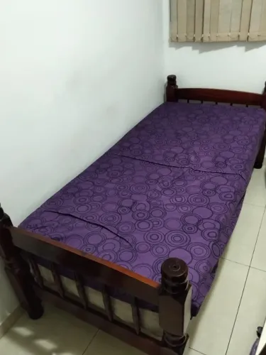 "Cama de solteiro madeira maciça usada, em bom estado. Acompanha um colchão.