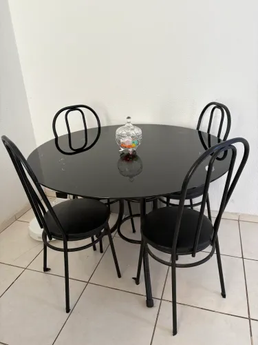 Mesa de vidro com 4 cadeiras