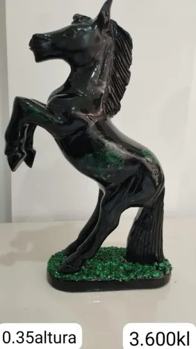 Escultura em xisto de esmeralda com esmeralda.